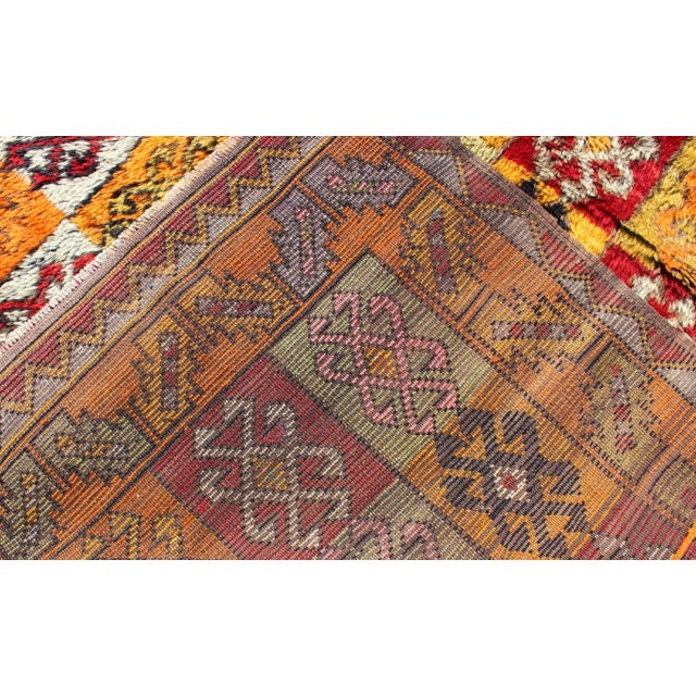 Textile Keivan Woven Arts, En-165404, Vintage Mid-Century Turkish Tulu Rug - 4′9″ × 6′9″ For Sale - Image 7 of 8