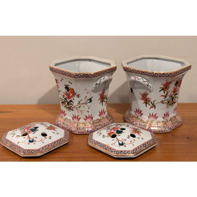 Chinese Pair of Chinese Porcelain Potpourri Jars With Lids For Sale - Image 3 of 10
