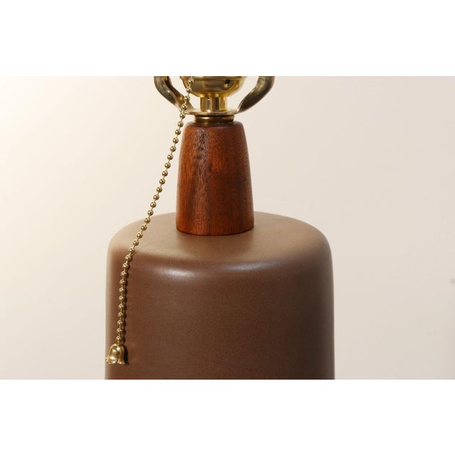 Vintage Brown Ceramic and Walnut Table Lamp With Finial by Gordon and Jane Martz For Sale - Image 11 of 13