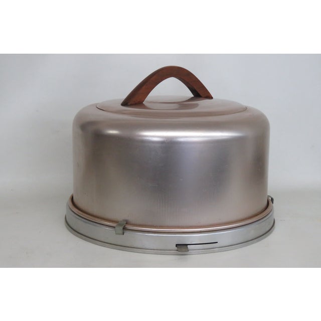Mirro Usa Round Cake Carrier Dessert Saver Mid Century 1950s Wooden Handle For Sale - Image 4 of 17