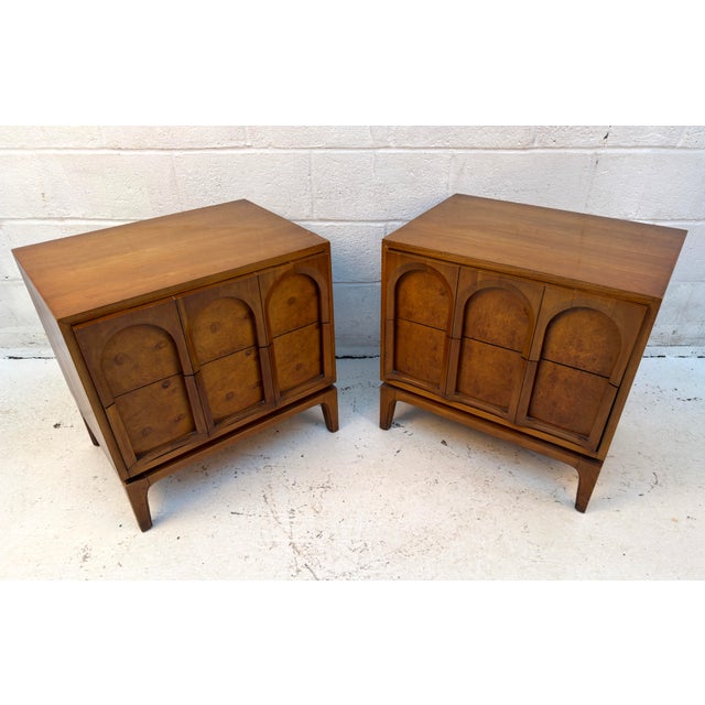 Thomasville Mid-Century Walnut and Burlwood Arched Nightstands by Thomasville, Pair For Sale - Image 4 of 14