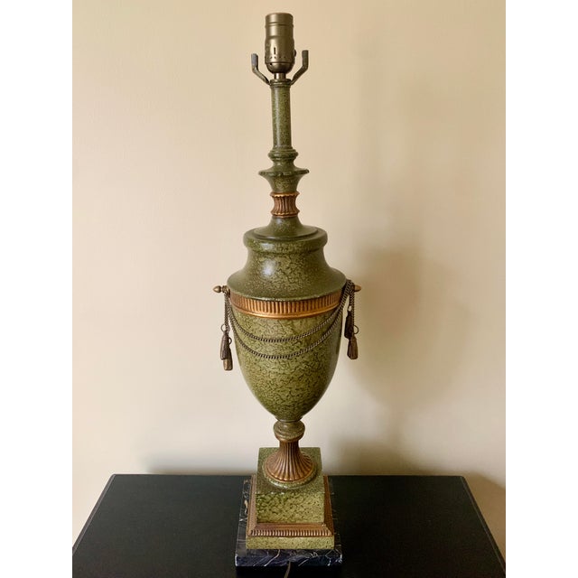 Green Vintage Neoclassical Hollywood Regency Urn Form Green Tole Faux Marble Table Lamp For Sale - Image 8 of 10
