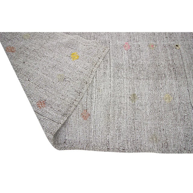 Mid 20th Century 1960s Vintage Gray Turkish Kilim Rug- 6′9″ × 10′4″ For Sale - Image 5 of 7