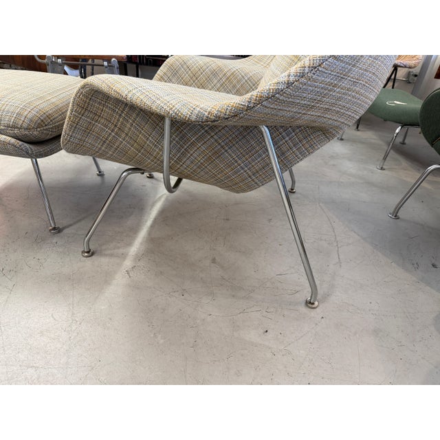 1960s Early Production Saarinen Knoll Womb Chair & Ottoman Reupholstered LIC Label For Sale - Image 17 of 18
