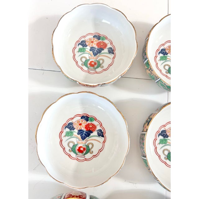 1970s Vintage Imari Rice Bowls – Japanese Floral Vase Panel Design, Scalloped Rim - Set of 6 For Sale - Image 5 of 15