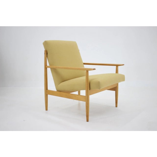 - Newly upholstered - Carefully refurbished - Height of seat 41 cm.