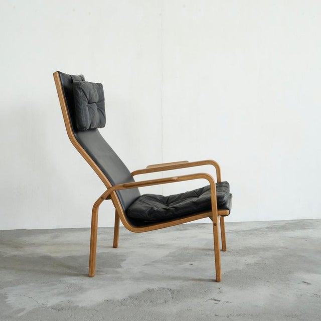 Yngve Ekström Lounge Chair in Solid Birch and Black Leather for Swedese 1970s. Beautiful slender and elegant lounge chair...