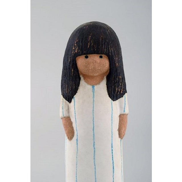 Lisa Larson for Gustavsberg. Girl in glazed ceramics. Dated 1993. Measures: 16 x 6 cm. In very good condition. Stamped.