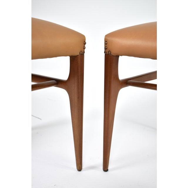 Tan Pair of Walnut and Leather Side Chairs by Gio Ponti, Italy, 1950s For Sale - Image 8 of 11