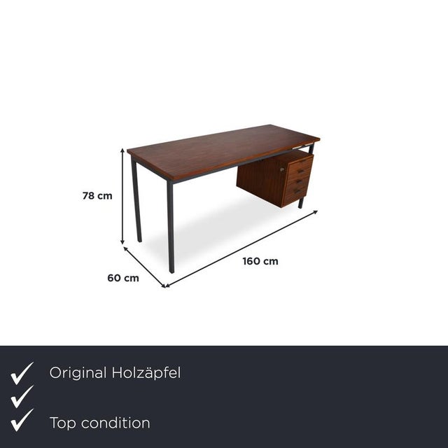 With this holzäpfel desk, you bring a touch of bauhaus aesthetics to your office or study. The clean, rectangular teak...