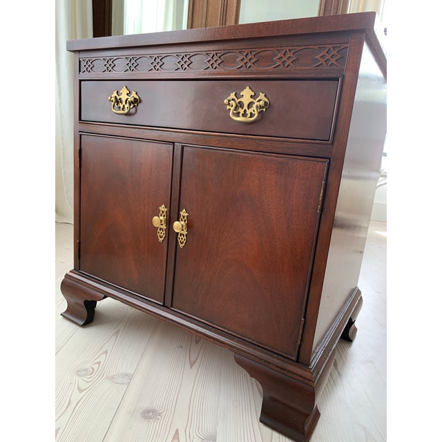 Here we have a beautiful pair of Georgian or Chippendale style nightstands or side tables. These are made of mahogany in...