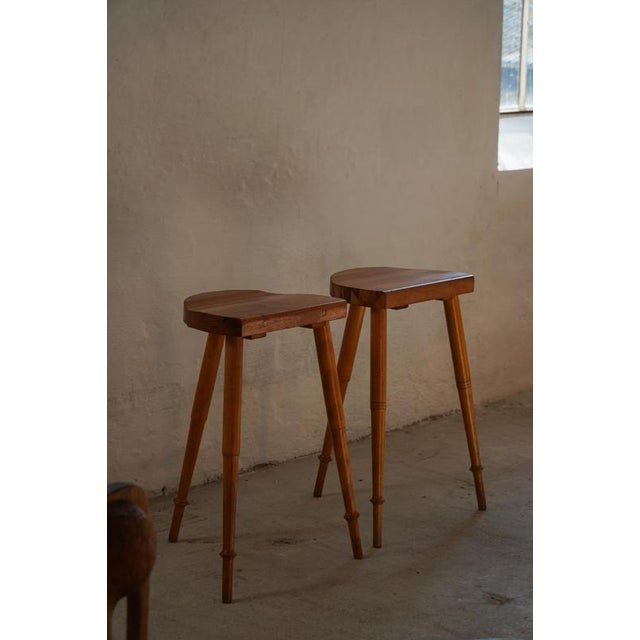 Mid-Century Danish Cabinetmaker Tripod Bar Stools in Pine, 1960s, Set of 2 For Sale - Image 4 of 18