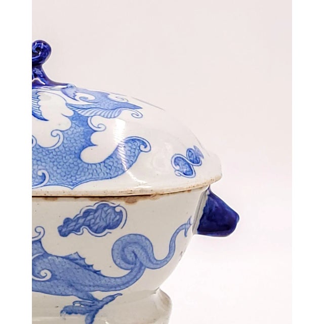 A small English porcelain sauce tureen in the Chinese taste, circa 1900. Rim chips.