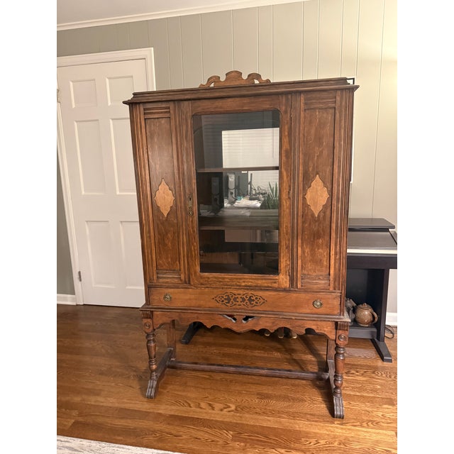 Beautiful antique Colonial Revival display cabinet dating to the early 20th century. This elegant piece features a...