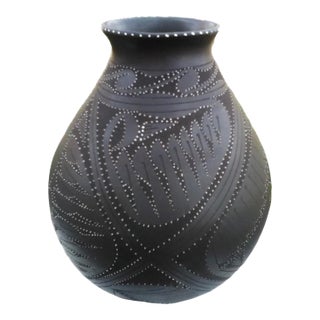 Mata Ortiz Casa Grande Textured Olla Pottery Vessel by Efrain Lucero Andrell, 11” H For Sale