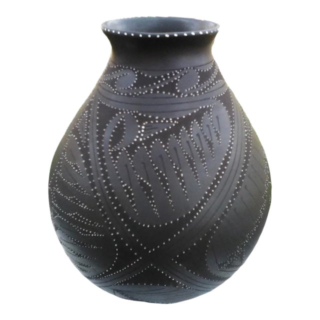 Mata Ortiz Casa Grande Textured Olla Pottery Vessel by Efrain Lucero Andrell, 11” H For Sale