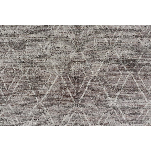 Early 21st Century Modern Causal Contemporary Rug in Moroccan Design in Variegated Gray and Cream For Sale - Image 5 of 12