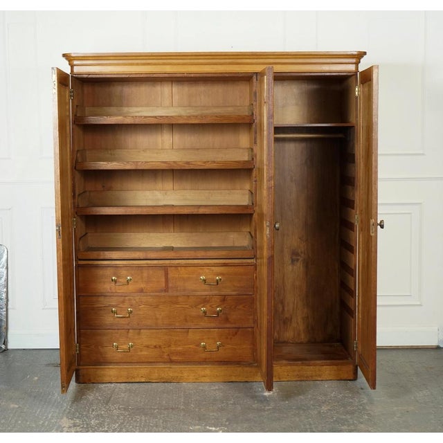 Late Victorian Oak Triple Wardrobe by Marsh Jones & Cribb., 1890s For Sale - Image 11 of 18