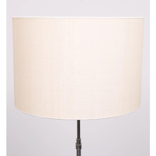 Very nice Floor lamp . Adjustable in height . 133 cm /185 cm Chrome upright and Black feet , 4 large E27 bulb needed ....