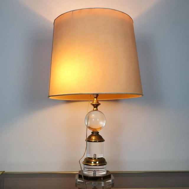 Hollywood Regency Modernist Hollywood Regency Lamp in Acrylic and Brass, 1970s For Sale - Image 3 of 15