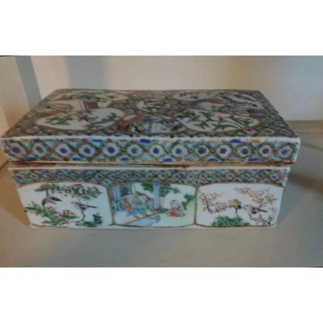 Early 19th Century Chinese Export Famille Rose Mandarin Porcelain Desk Letter Box For Sale - Image 9 of 10