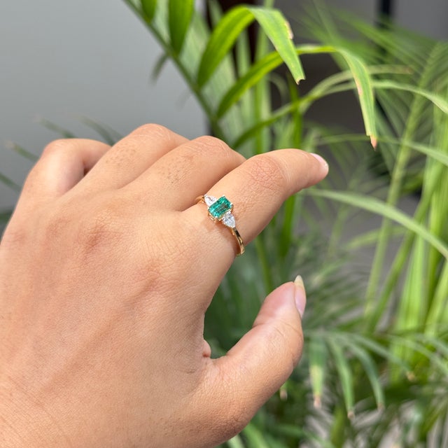 VRJewels 14k Gold Three-Stone Natural Emerald Pear Diamond Ring Size 5 For Sale In New York - Image 6 of 18