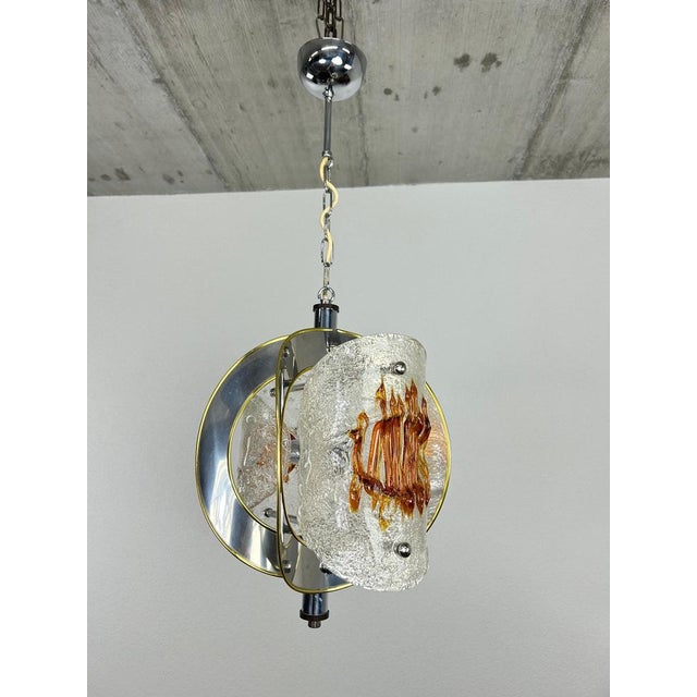 Mid-century modern hanging lamp by Toni Zuccheri for VeArt in very nice original condition. The Mid-Century amber Murano...