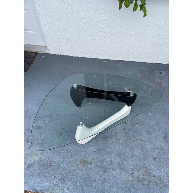 Contemporary 1990s Sculptural Black & White Glass Coffee Table in the Style of Noguchi For Sale - Image 3 of 5