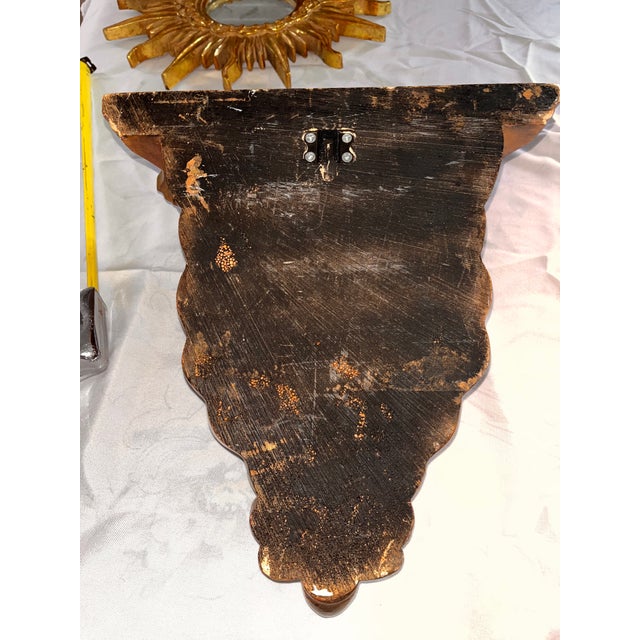 Wood 1980s Hollywood Regency Gilded Gold Toned Shelf Wall Sconce in Shell Form For Sale - Image 7 of 11