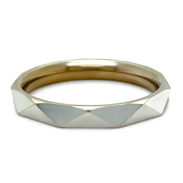 A timeless Graff Laurence Graff Signature wedding band crafted in 18ct white gold, featuring the Maison’s distinctive...