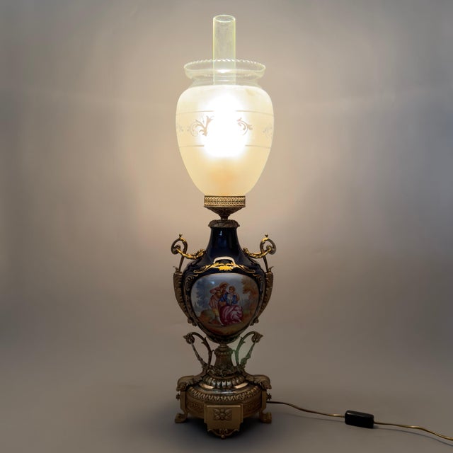 An imposing and majestic furnishing accessory that combines the charm of classic style with absolute elegance. This superb...