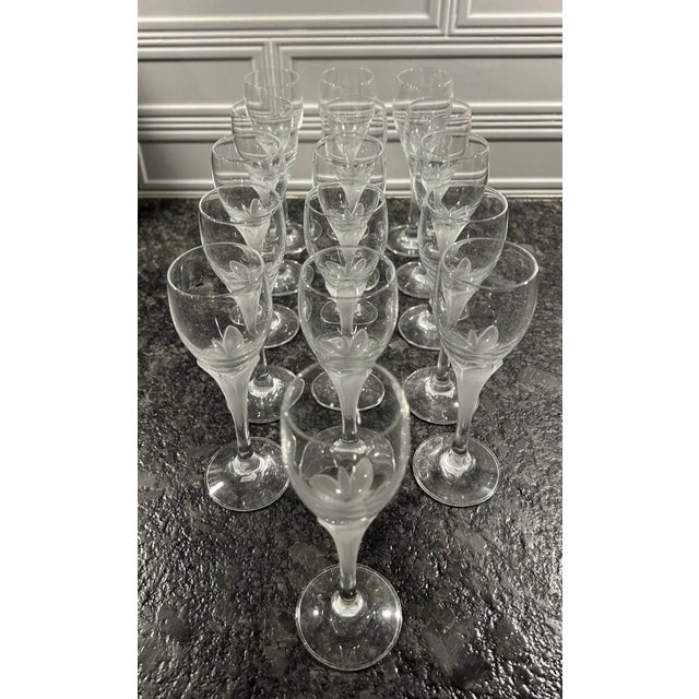 Just in time for SPRING! La Fleur pattern was discontinued in 1989! This is a fantastic VINTAGE set of 16 crystal...