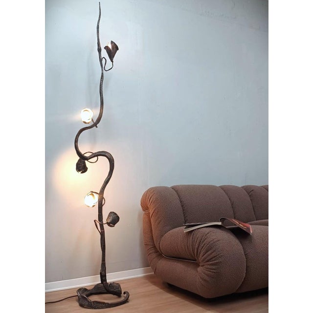 This extraordinary floor lamp, designed by Salvino Marsura, is a luminous sculpture that perfectly embodies the Brutalist...