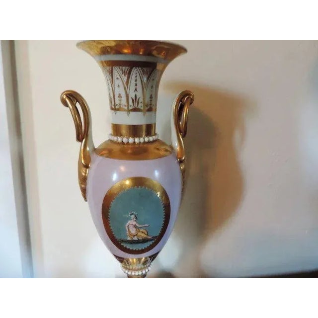 Early 19th Century Neoclassical French Empire Old Paris Porcelain Urn Vase For Sale - Image 4 of 11