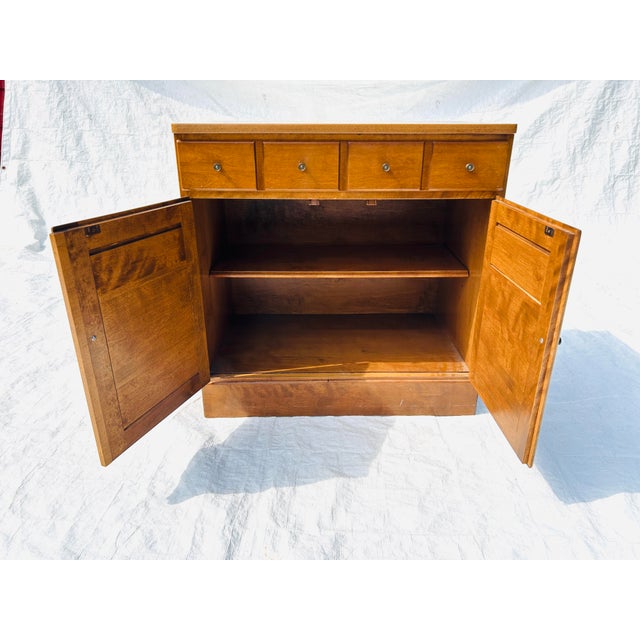 Ethan Allen 80's Vintage Ethan Allen Maple Nightstand / Bedside Table / Cabinet For Sale - Image 4 of 7