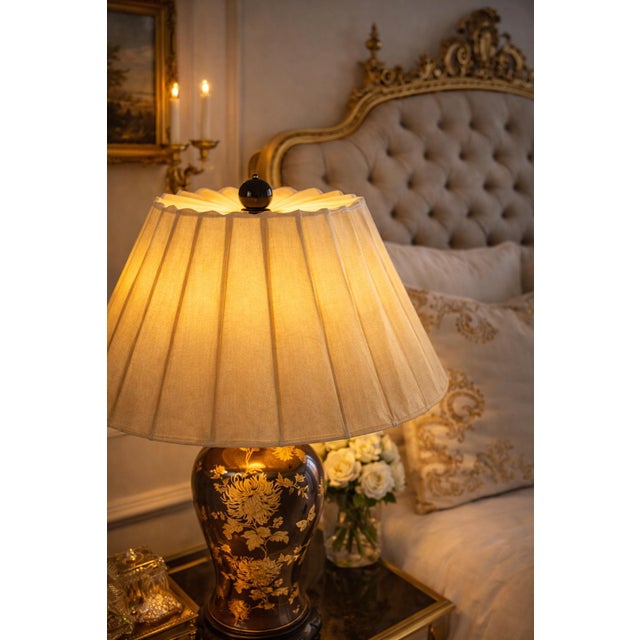 Metal Vintage Chinoiserie Table Lamp With Gold Floral Motif, Brown Lacquered Glass Body and Original Pleated Shade – David W. Estate For Sale - Image 7 of 11