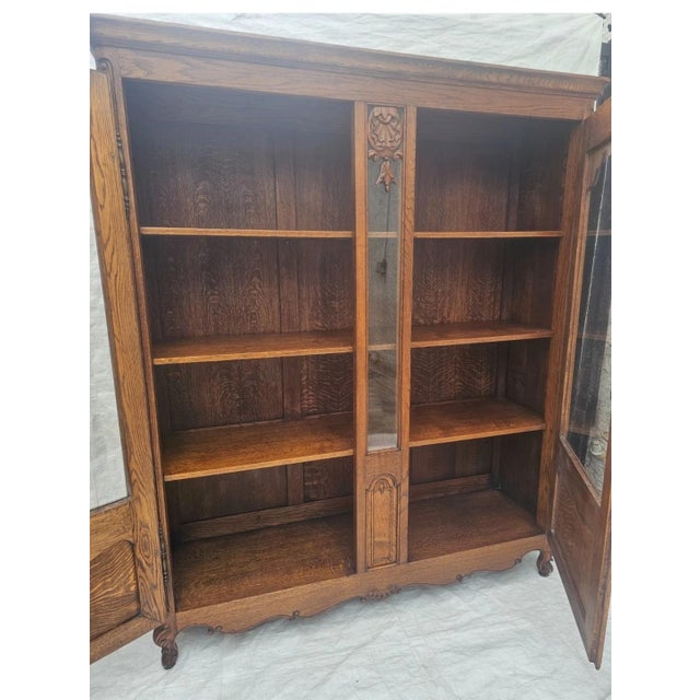 Antique 1900s French Tiger Oak Display Cabinet, Louis XV Style, Carved Glass Door Bookcase For Sale - Image 15 of 17