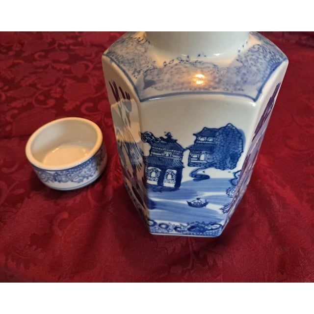 1970s Mid-Century Modern Hexagon Blue Willow Ginger Lidded Jar For Sale - Image 11 of 18