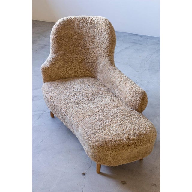 Organic swedish modern chaise lounge by unknown designer and maker. Produced in sweden during the 1940s. Excellent organic...
