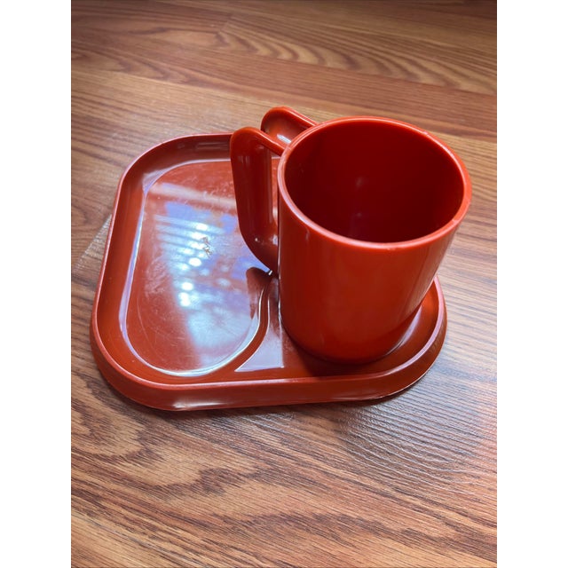 1970s 4 Mug and 4Plate Ingrid Ltd. Chicago Orange/Terracotta Melamine Set - 8 pcs For Sale - Image 10 of 10