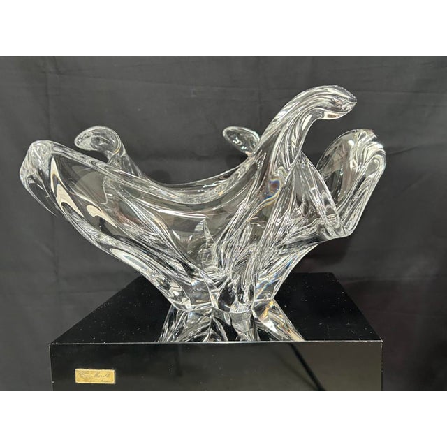 Superb centerpiece by Daum France, dating from the 1960s. A magnificent free-form piece of exceptional quality. At its...