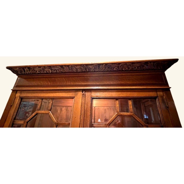 Antique C. 1900-1915 Quarter-Sawn Tiger Oak Beveled Glass Display China Cabinet For Sale - Image 9 of 18