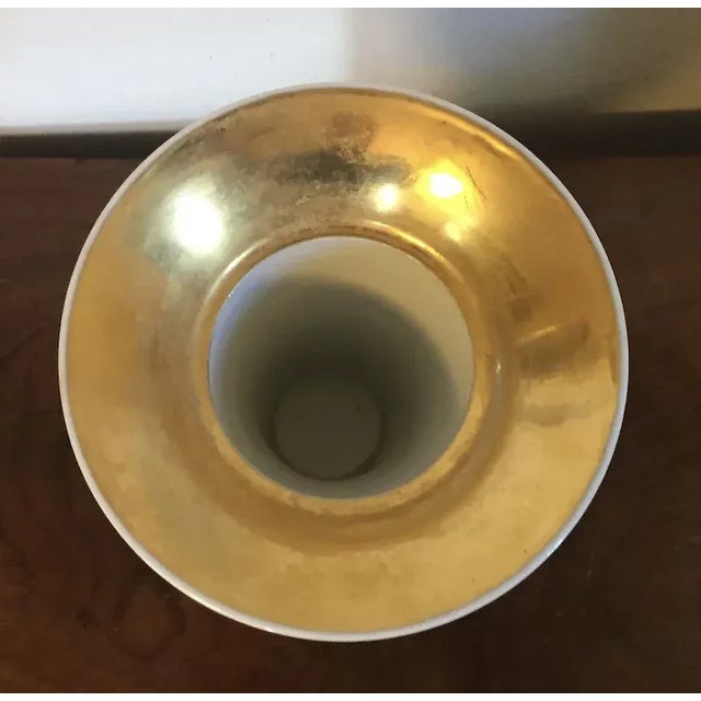 Antique Early 19th Century French Empire Porcelain Gold Trumpet Vase with Flower Garland For Sale - Image 10 of 12
