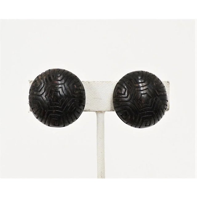 This is part of Chairish’s Costume Jewelry assortment. 1970s domed round brown faux-tortoise shell resin "maze" clip...