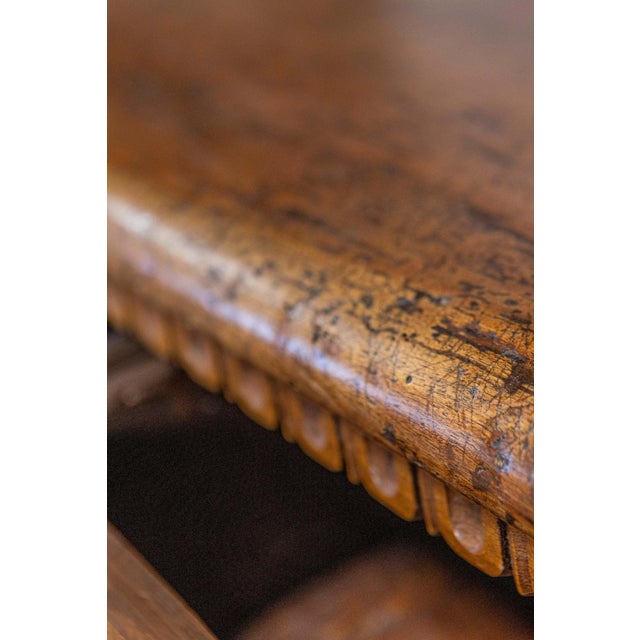 Tuscan 1790s Walnut Refectory Table with Carved Scoop Motifs and Turned Legs For Sale - Image 4 of 18