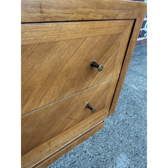 Mid 20th Century A Detailed Nightstand by American of Martinsville, Featuring Brass Knobs, Two Drawers and Multi Tiered For Sale - Image 5 of 8