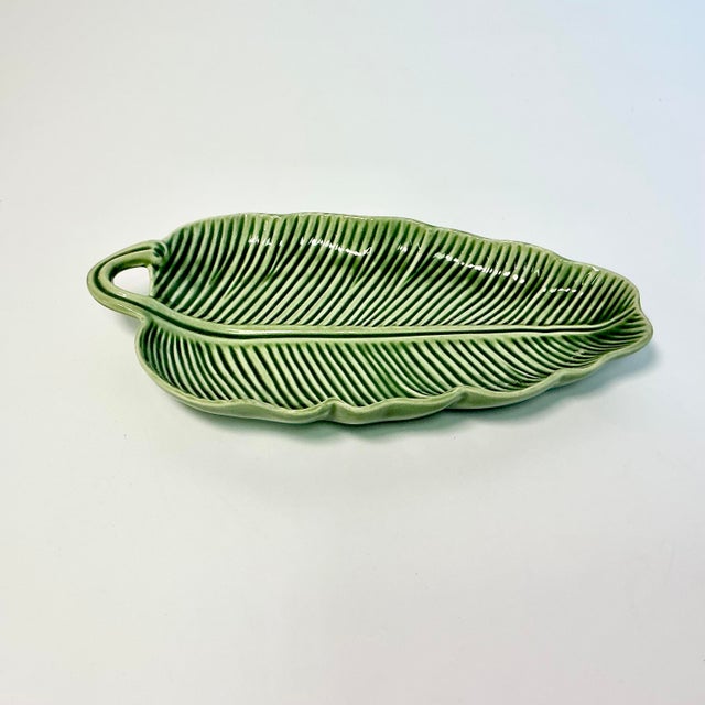 1990s Vintage Boho Chic Portuguese Bordallo Pinheiro Trompe L’Oeil Banana Leaf Serving Dish For Sale - Image 6 of 16