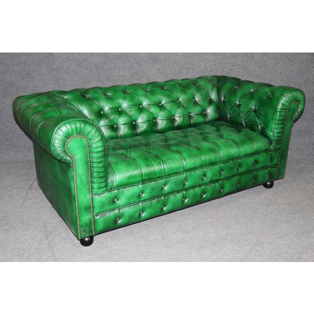 Custom Made English Emerald Green Tufted Chesterfield Sofa For Sale In Philadelphia - Image 6 of 12