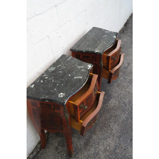 French Marble Top Bombay Serpentine Inlay Commodes Nightstands a Pair For Sale - Image 4 of 12