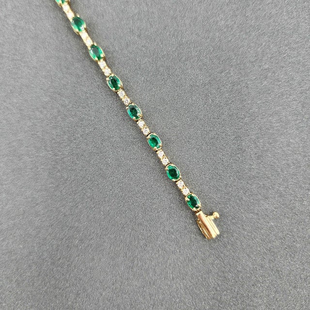 7.70 Ct Natural Emerald & Diamond Tennis Bracelet For Sale In Chicago - Image 6 of 9